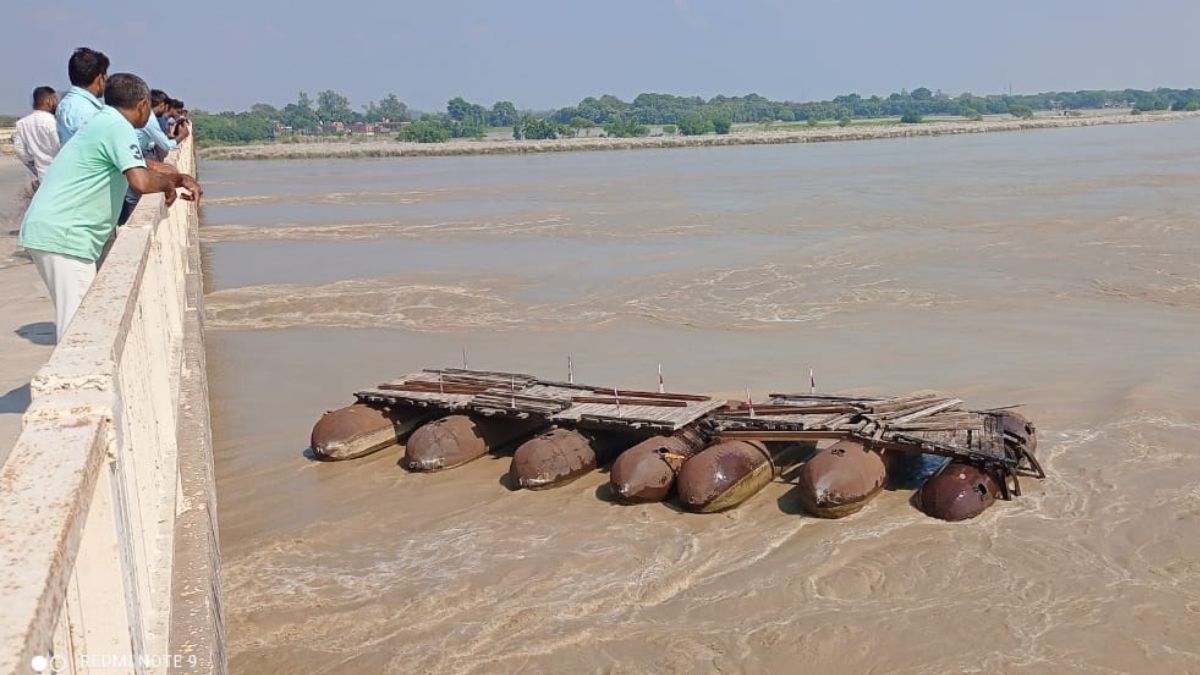 Flood In Deoria महेन के पास राप्ती नदी का पानी ओवरफ्लो, दहशत में